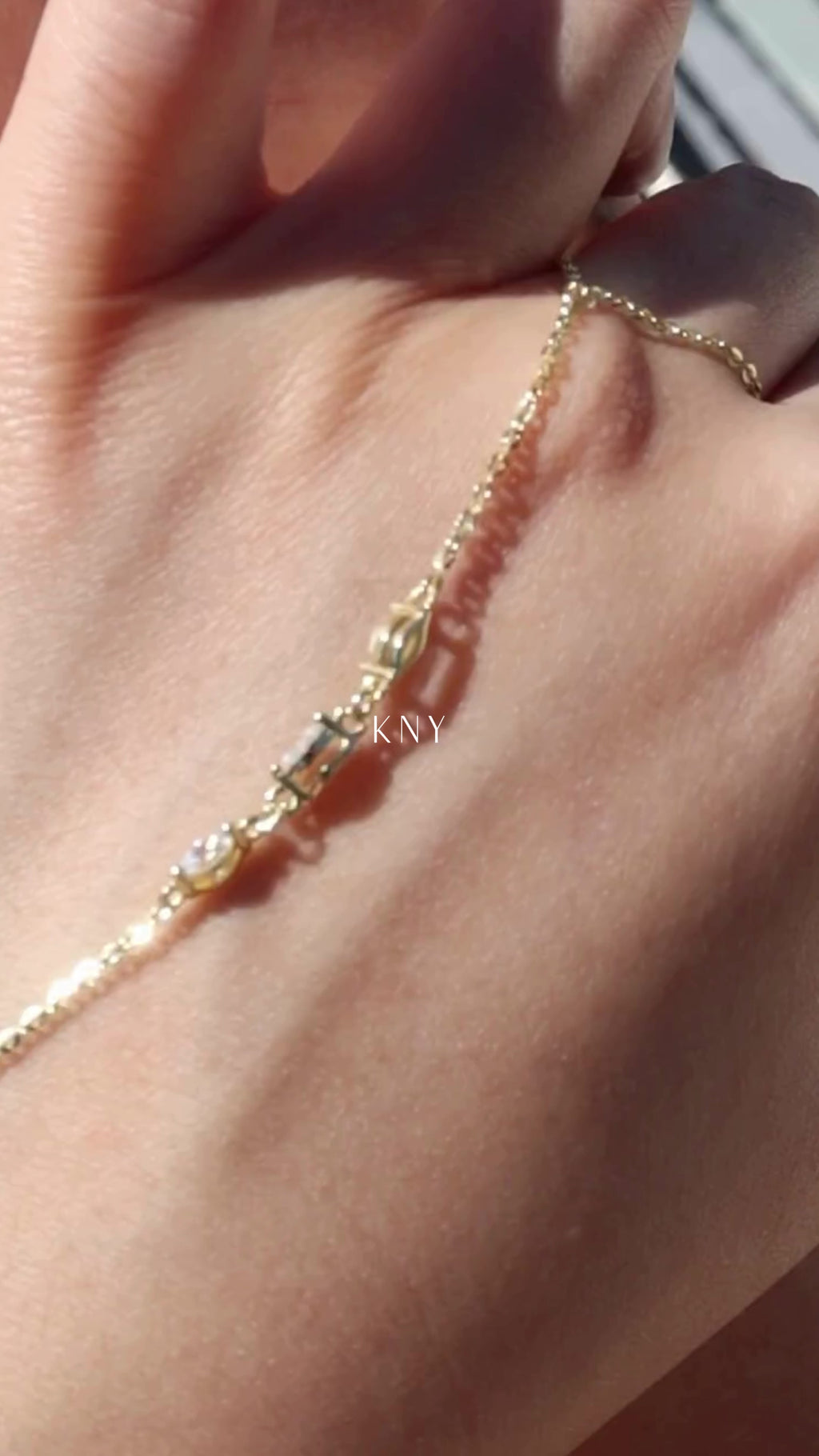 OLIVIA HAND CHAIN